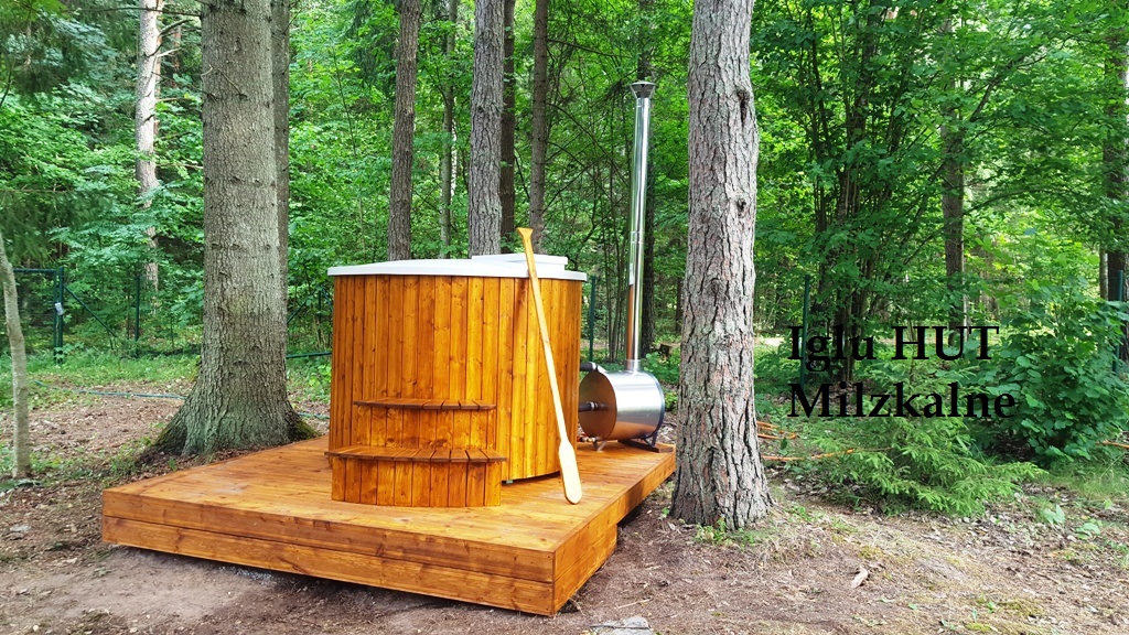 Hot Tub in the wood of Milzkalne IGLU